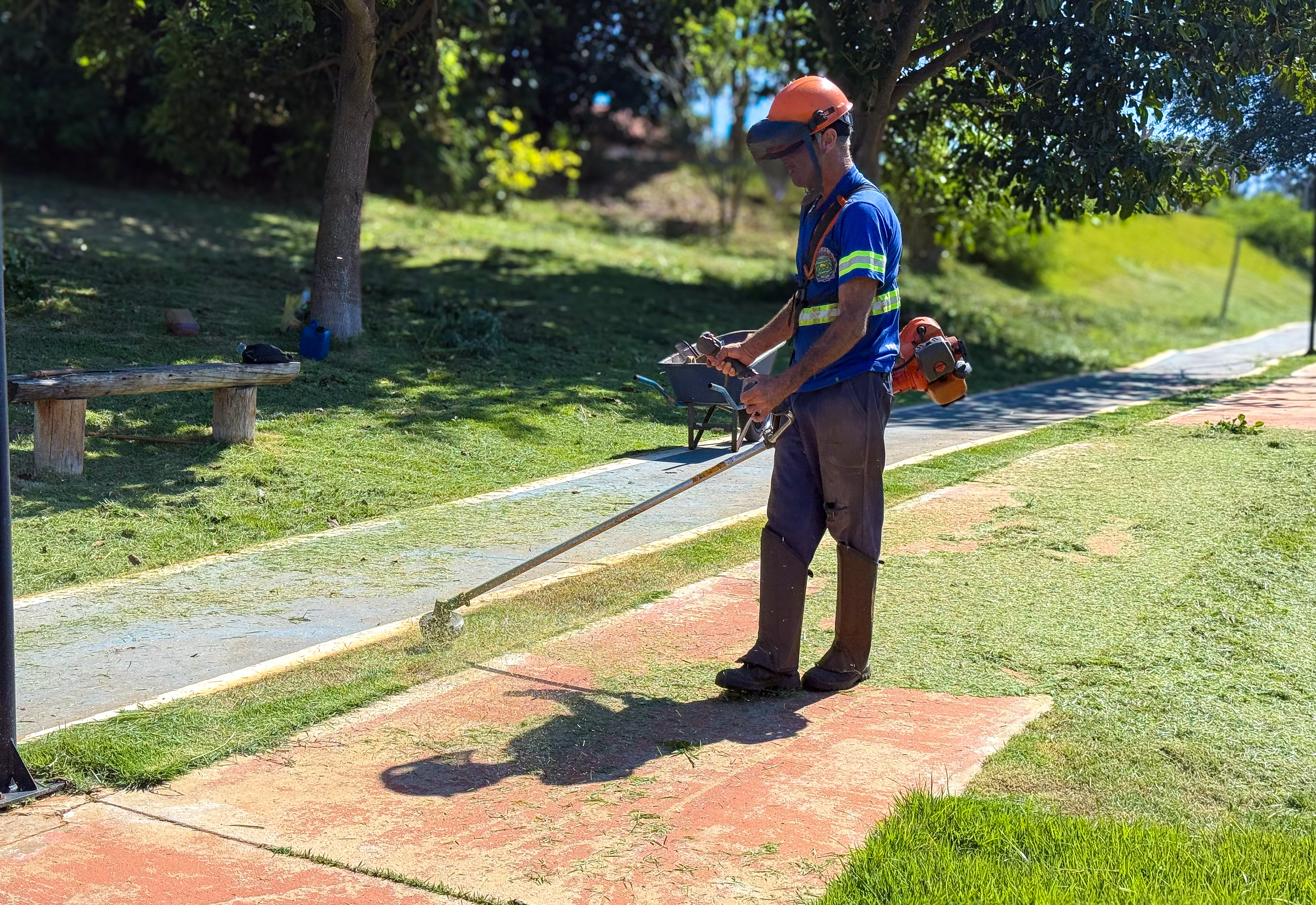 A Prefeitura de Bernardino de Campos está realizando manutenção e roçagem no Parque Douradão para garantir um espaço mais limpo, seguro e agradável para todos! 